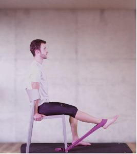 Extensión de rodilla sentado con goma