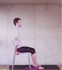 Extensión de rodilla sentado con goma