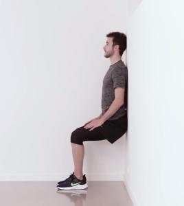 El paciente se coloca en decúbito supino y le pedimos que realice una realiza una flexión de cadera. En este ejercicio, si bien se produce una activación completa del cuádriceps, se busca una más específica del recto femoral -recordemos que al originarse en la espina iliaca es también un flexor de cadera. Observad si el paciente puede realizar el ejercicio en todo el arco de movimiento y valorar el uso de una banda elástica para realizar excéntricos o isométricos.