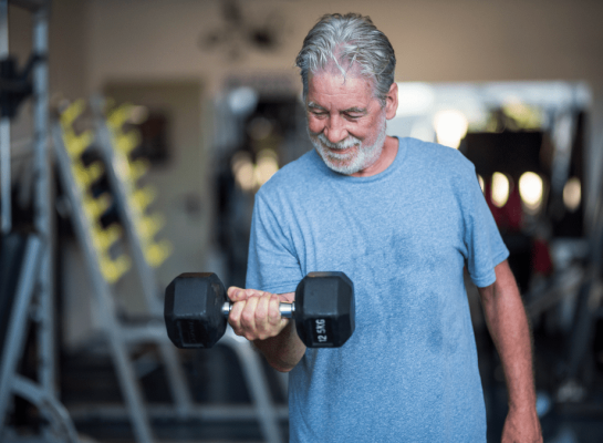 ejercicios con mancuerna para personas mayores