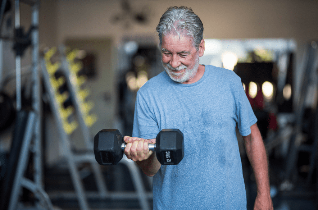 ejercicios con mancuerna para personas mayores