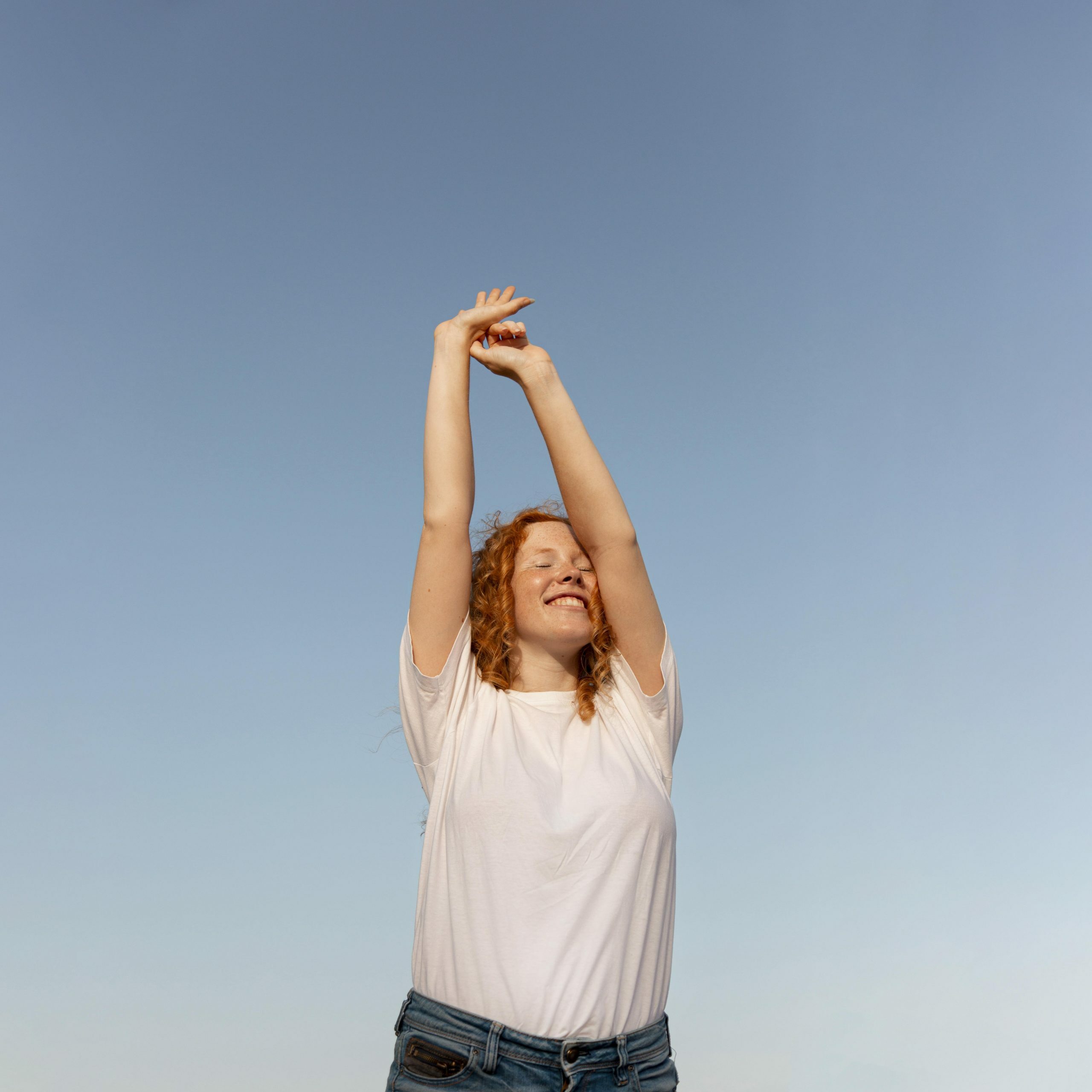 vista-frontal-hermosa-joven-sonriendo
